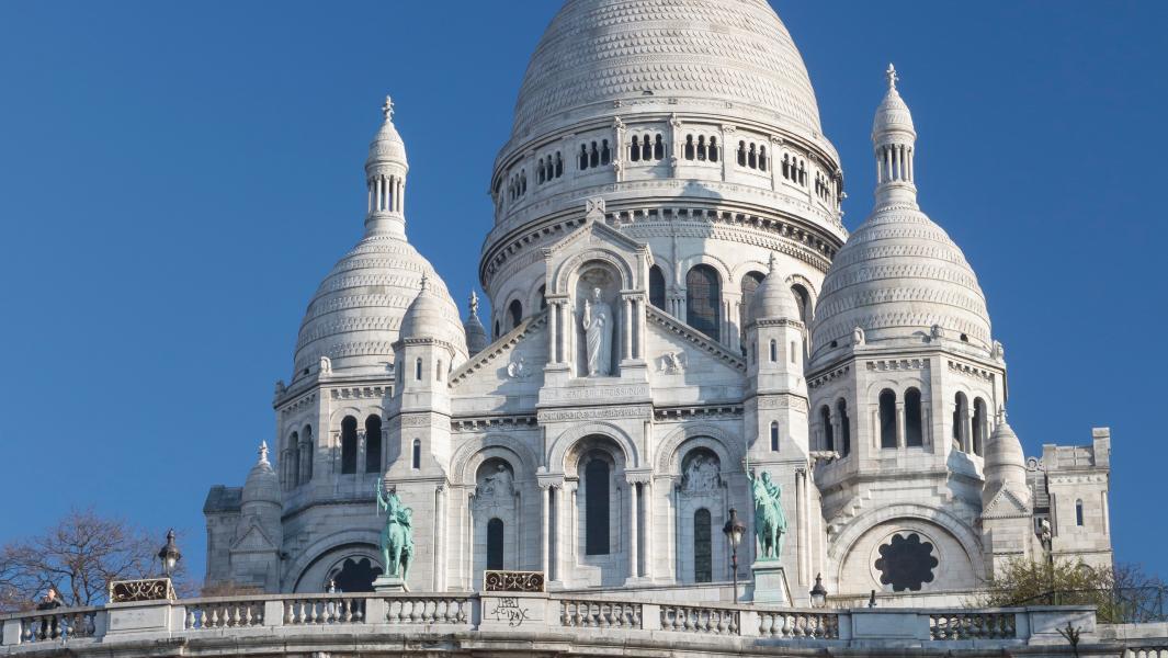 La basilique du Sacré-Cœur de Montmartre, vue du square Louise-Michel. © Basilique... Le Sacré-Cœur, une affaire classée