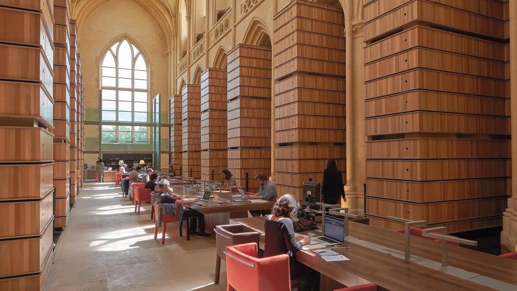 Installée depuis 2004 dans l’ancienne abbatiale, la bibliothèque de l’IMEC accueille... L’IMEC, la mémoire vive 