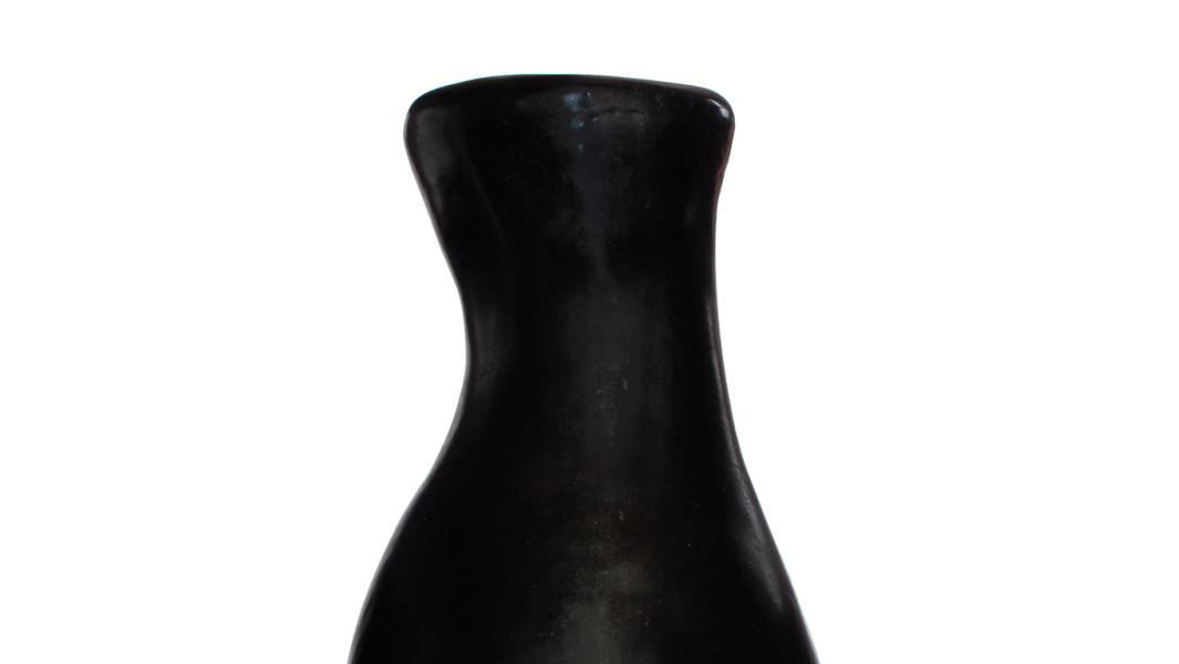 Georges Jouve (1910-1964), vase en céramique émaillée noir et d’une couverture grumeleuse... Georges Jouve : l’ultra-noir en céramique