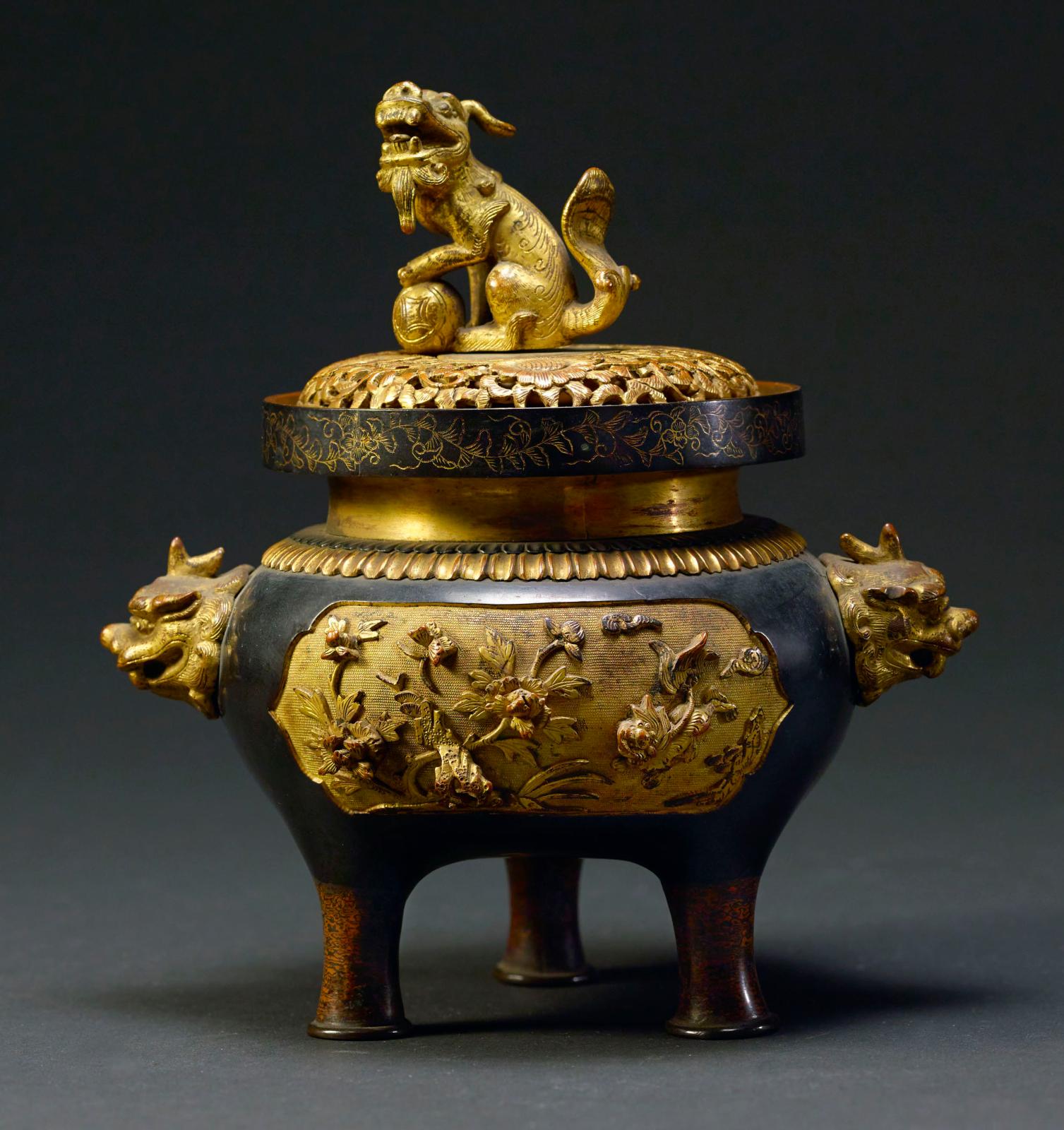 Brûle-parfum ajouré, bronze doré, dynastie des Qing (XVIIe siècle - XXe siècle), musée de Shanghai.
