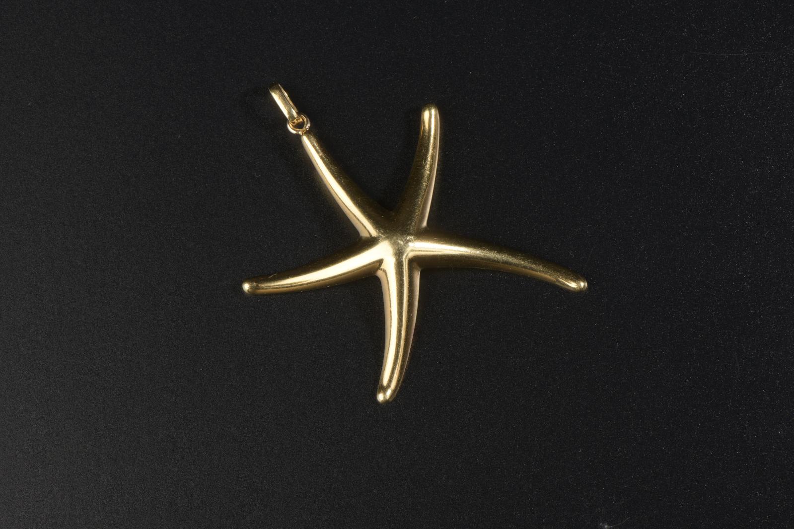 €500Elsa Peretti (b. 1940) for Tiffany Co, 18 k yellow gold starfish pendant, 5.5 cm diameter/2.2 in., 11.1 g/0.39 oz.Saint Cloud, March 2