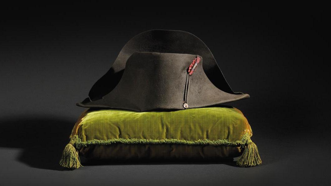 Chapeau de Napoléon Ier, de forme dite «à la française», en castor noir, orné d’une... Cote : Dans l’intimité de l’empereur Napoléon Ier
