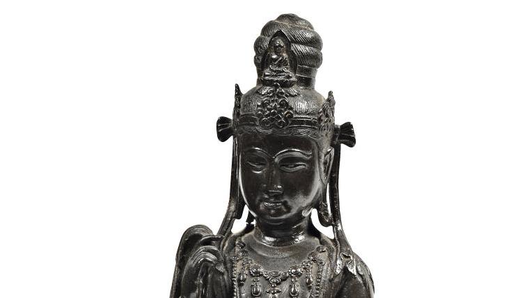 Chine, XVIIe siècle. Statuette de Guanyin debout en bronze à patine brune à traces... La Chine frappait trois coups