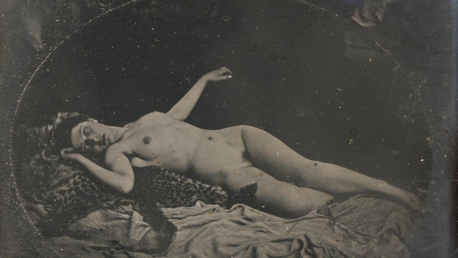 Anonyme. Femme nue allongée sur un lit avec drapés, daguerréotype, quart de plaque,... Même anonyme, l'érotisme séduit...