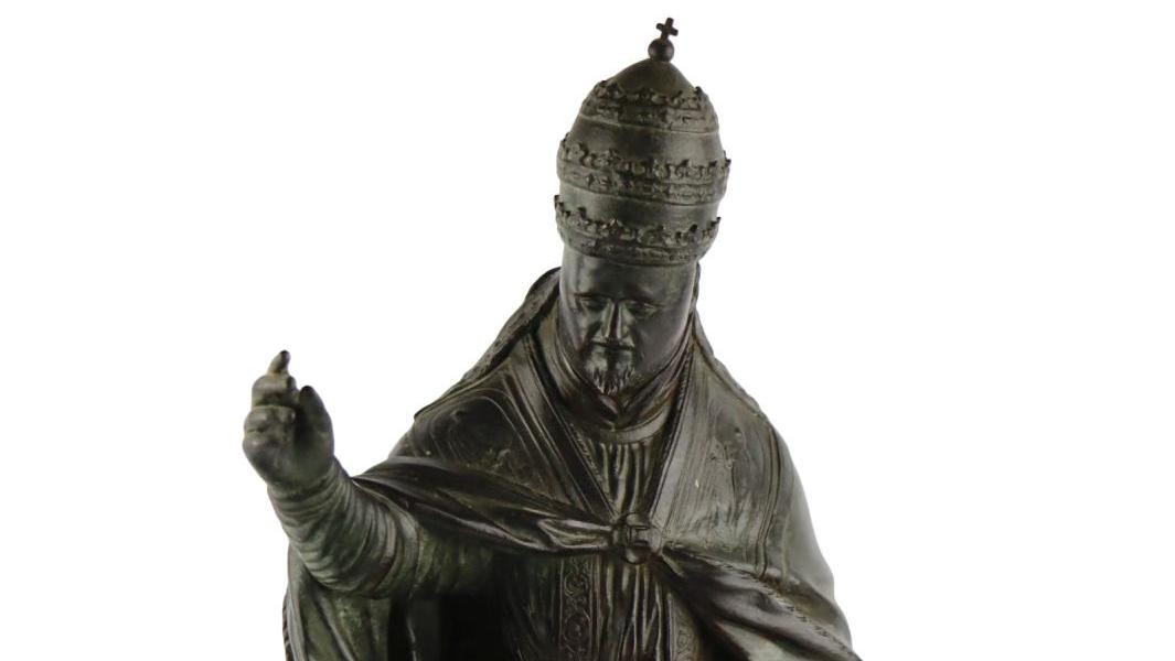 Pape bénissant, tenant dans sa main gauche la clef, avec une chimère, bronze, fonte... À Moulins, une surprise papale de taille
