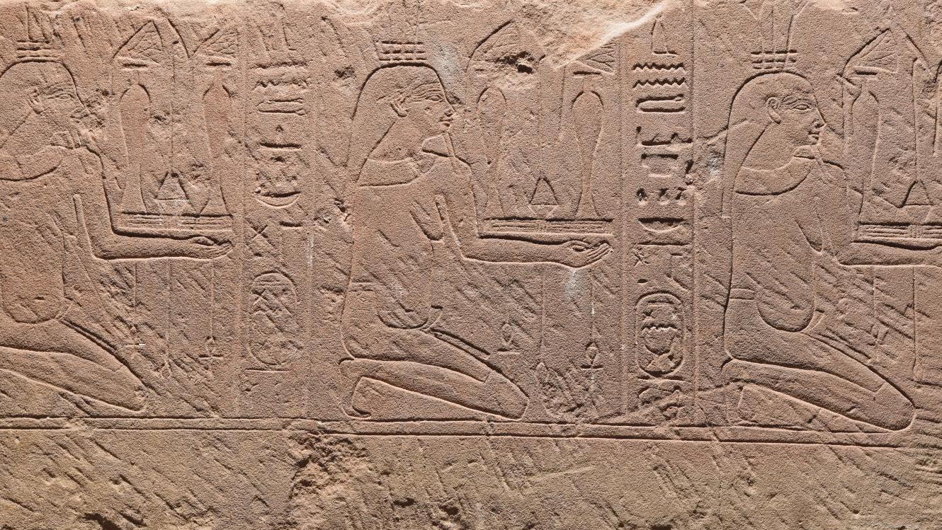 Égypte, Basse-Époque, XXVe dynastie (710-650 av. J.-C.), grès, 50,5 x 95,5 cm. Estimation :... Adoratrice d’Amon