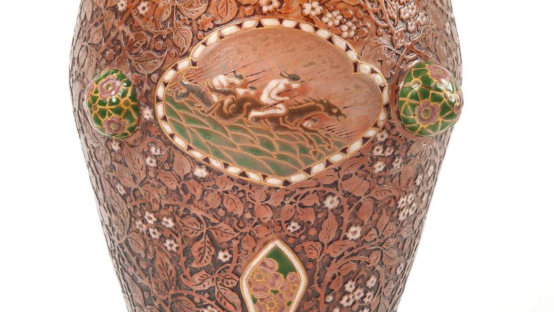 Émile Gallé (1846-1904), vase dit «aux cavaliers persans» en verre ambré bruni et... Gallé orientaliste dans les années 1880