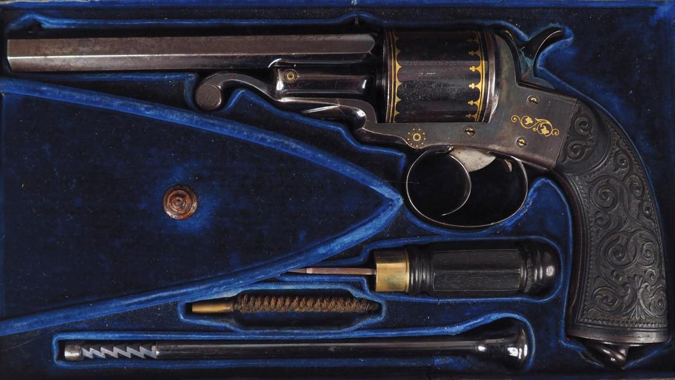 xCassette de revolver ayant appartenu à l’empereur Napoléon III, contenant un revolver... En ligne de mire