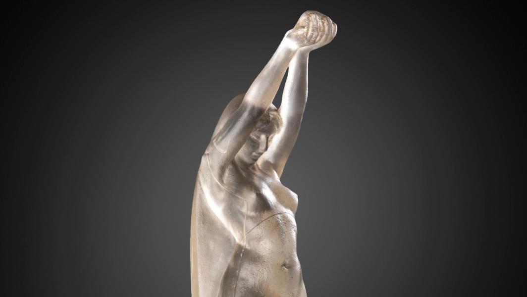 René Lalique (1860-1945), Grande nue bras levés, modèle de 1921, verre moulé et satiné,... Lalique met la femme en pleine lumière