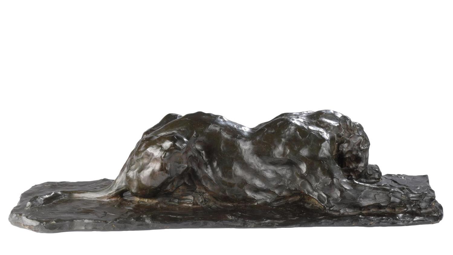 Rembrandt Bugatti (1884-1916), Lionne dévorant, bronze à patine polychrome nuancée... Rembrandt Bugatti  nous met en appétit