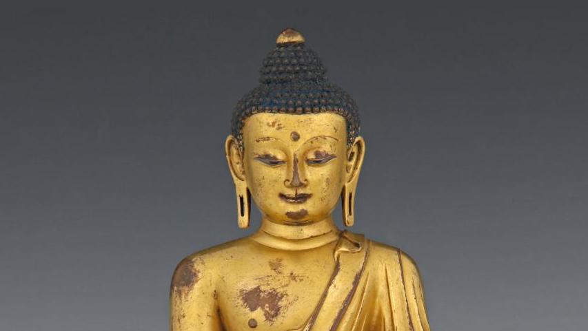 Art sino-tibétain, statuette en bronze doré représentant Bouddha assis en méditation... Sagesse du Bouddha et pins de longévité