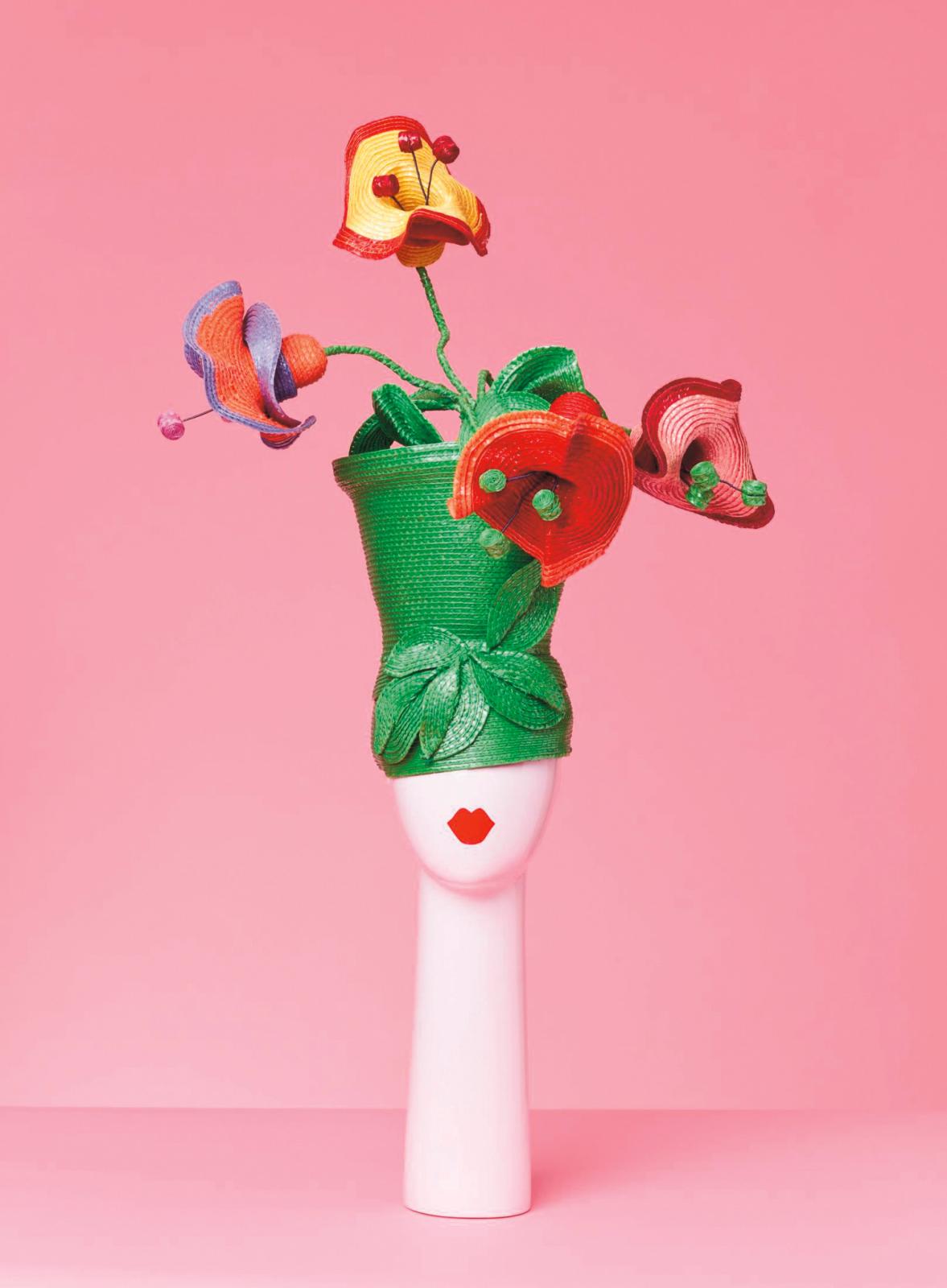 Pièce unique de Chantal Thomass, conçue pour le défilé printemps-été 1992, ce chapeau de paille multicolore, nommé «Vase et fleurs» et d’u