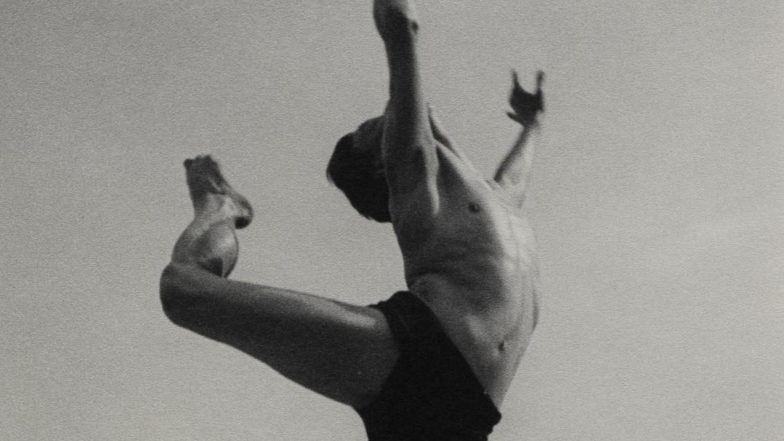 Ilse Bing, Dancer. Ballet «Errante», 1932, tirage argentique, épreuve d’époque, 22,2 x 27,9 cm... Ilse Bing : Photographs (1928-1935)