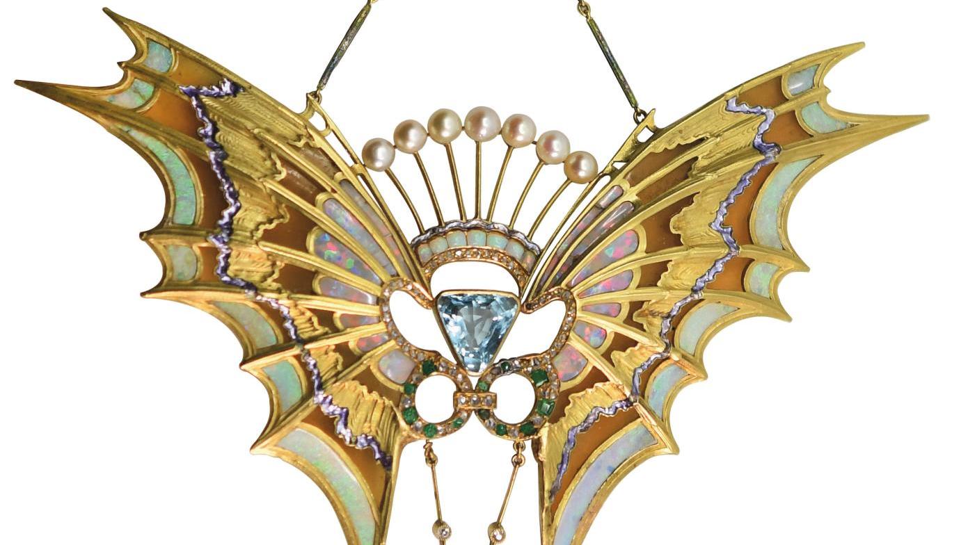 Georges Fouquet (1862-1957), pendentif Ailes en or, à décor d’ailes de papillon habillées... Quand Fouquet et Mucha papillonnent…