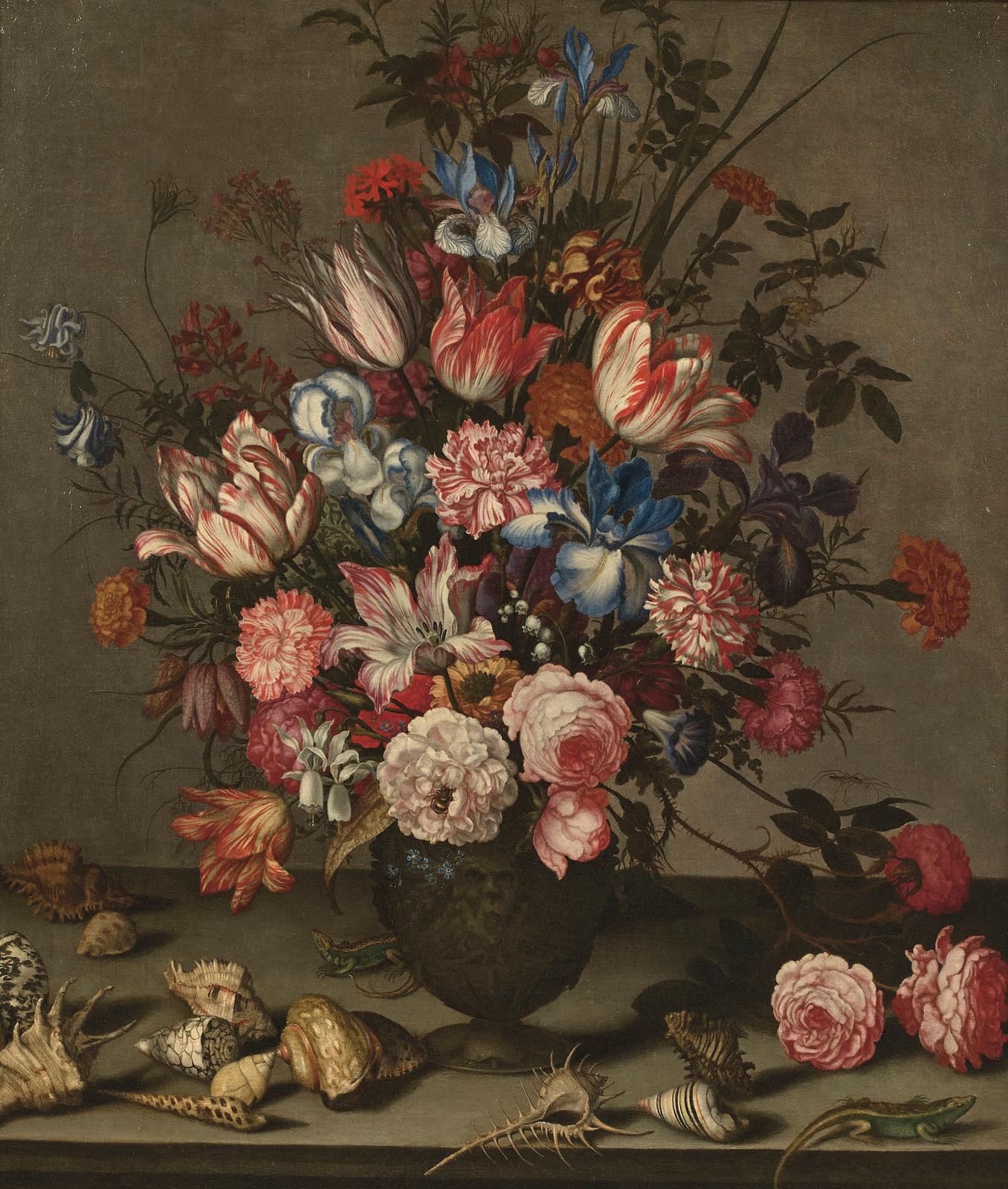 Quelle virtuosité dans ce bouquet, Iris, tulipes, œillets, roses et autres fleurs dans un vase sculpté avec coquillages et lézards sur un 