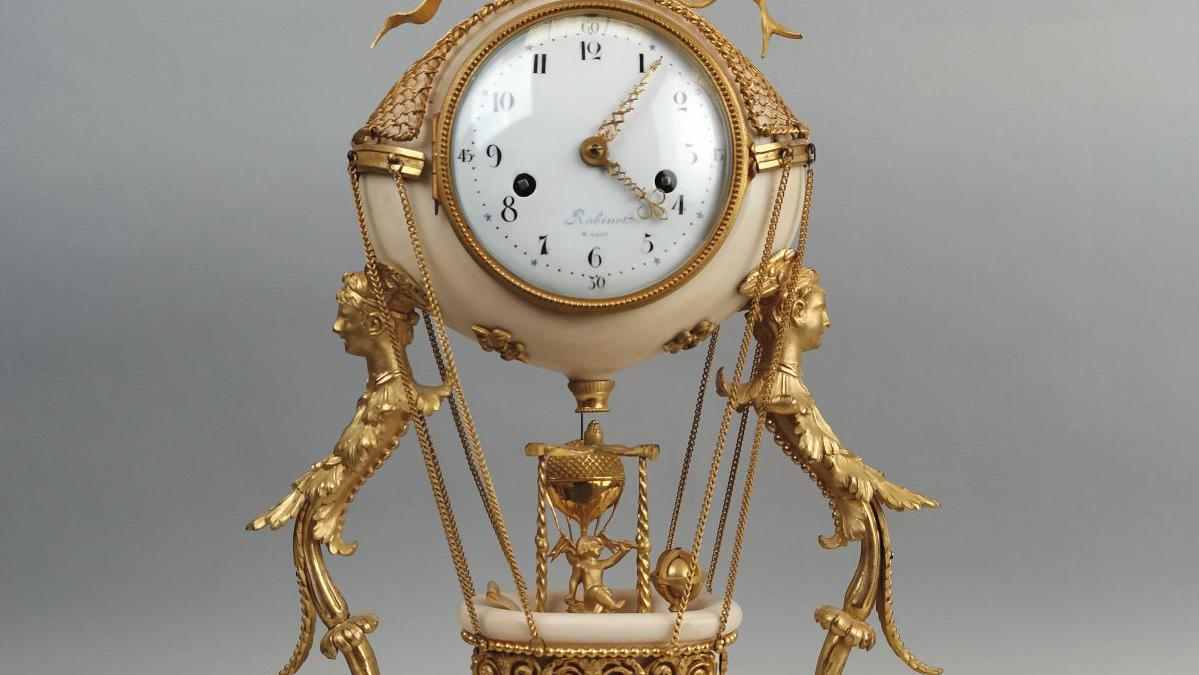 Fin du XVIIIe siècle. Pendule dite « au ballon » en marbre blanc et bronze ciselé... Une pendule-montgolfière d'époque Louis XVI 