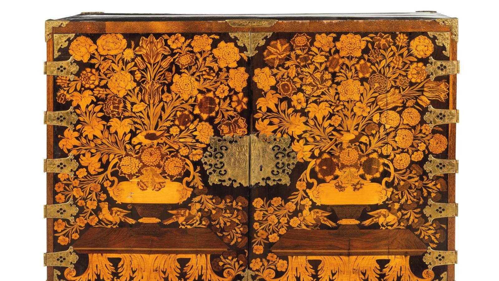 Hollande, fin du XVIIIe siècle. Cabinet en marqueterie de fleurs et vernis aventurine,... Un vrai tableau de fleurs hollandais du XVIIe