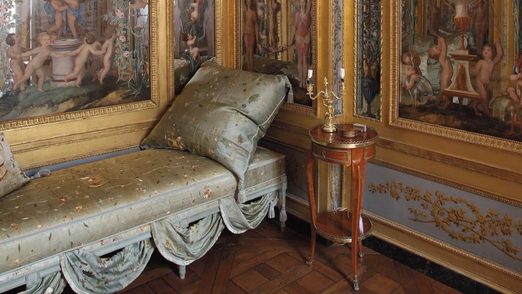 Dans le boudoir, la banquette du XVIIIe siècle, trouvée par les décorateurs, a été... Dans les coulisses de l’hôtel de la Marine