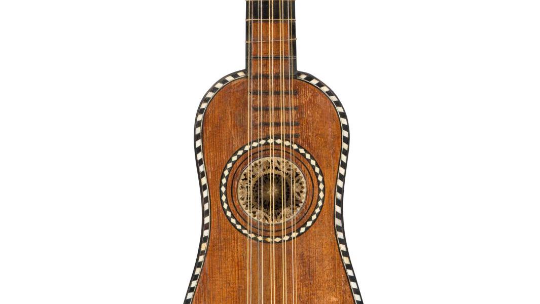 Paris, seconde moitié du XVIIe siècle. Guitare d’enfant composée d’un fond voûté... Une précieuse guitare pour enfant