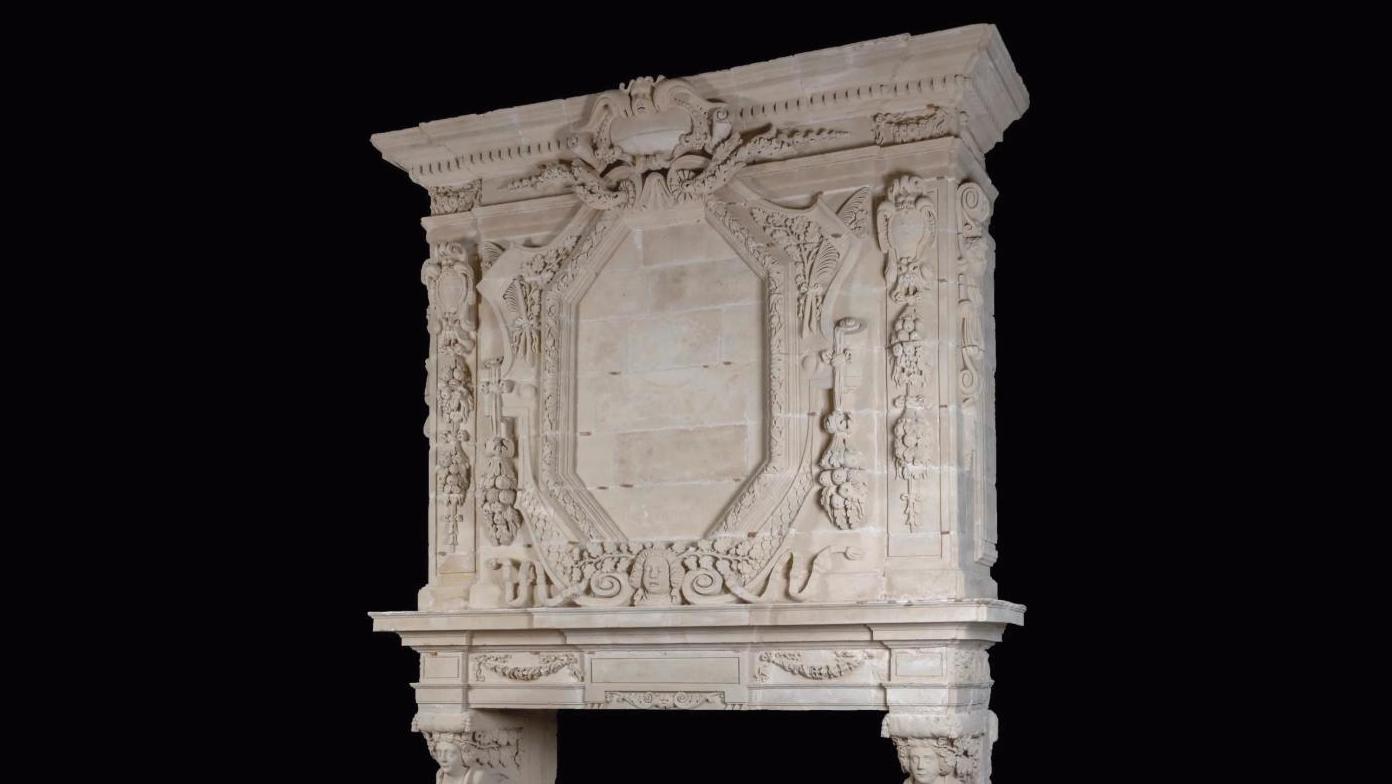 Époque Louis XIV. Cheminée de style Louis XIII en pierre calcaire de Saint-Restitut,... Antiquités architecturales et d’ornements de jardin