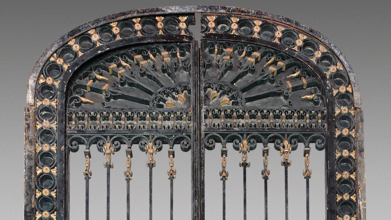 Vers 1910. Porte double cintrée et ajourée en fer forgé, ornée de feuilles et fleurons... Ouvrez grand les portes de l'hôtel de Lauzun