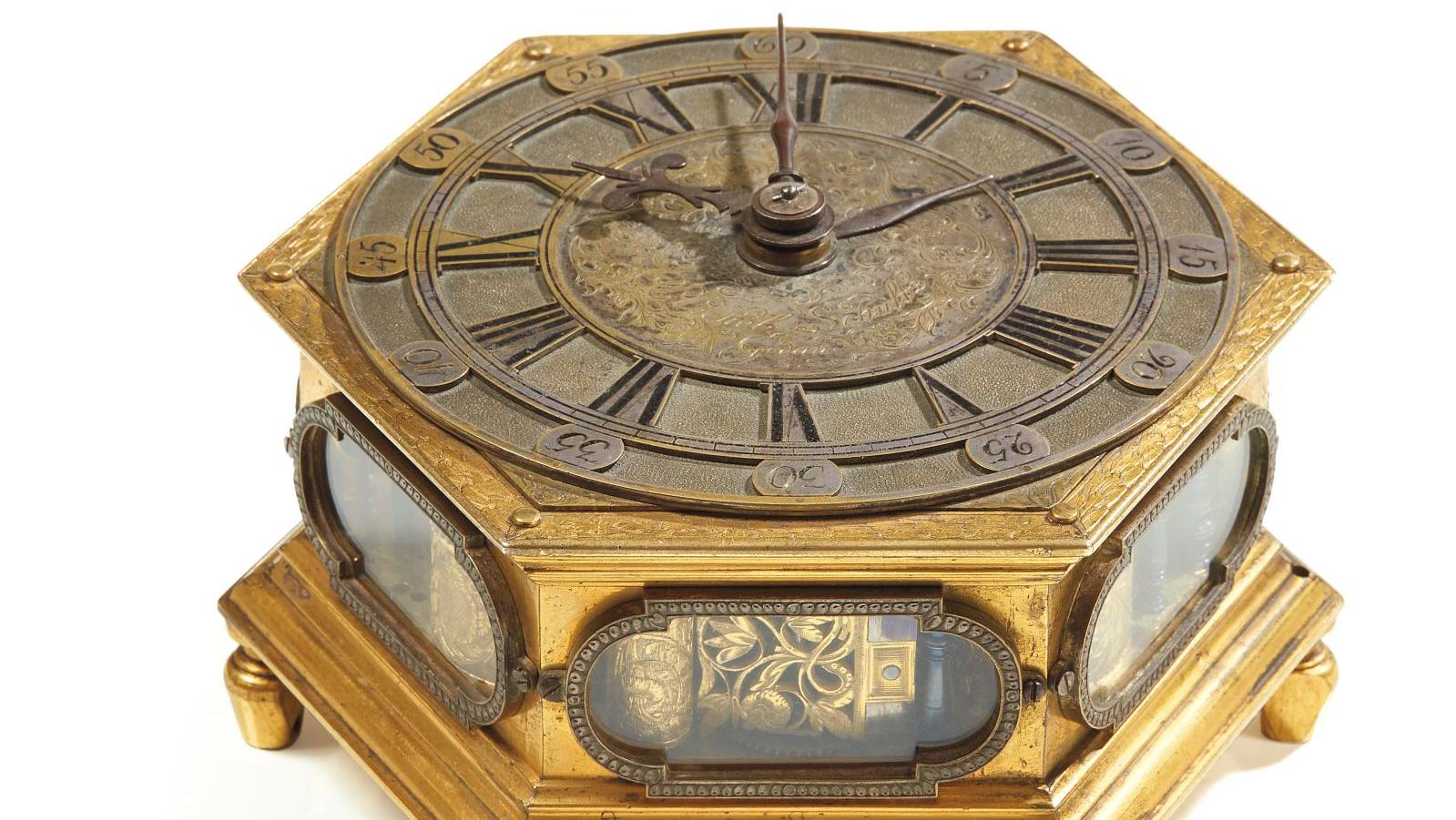 Pendule de table en bronze ou laiton, gravé, doré ou argenté, le cadran à fond amati... Précision germanique du début du XVIIe siècle
