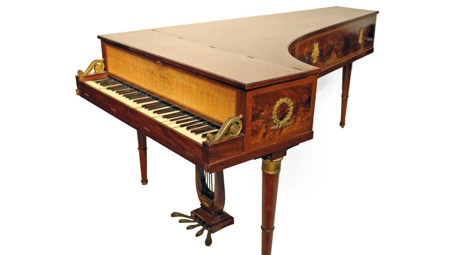 Piano Erard «en forme de clavecin», en acajou de Cuba et placage d’acajou à six octaves,... Piano, clochette et tambourin