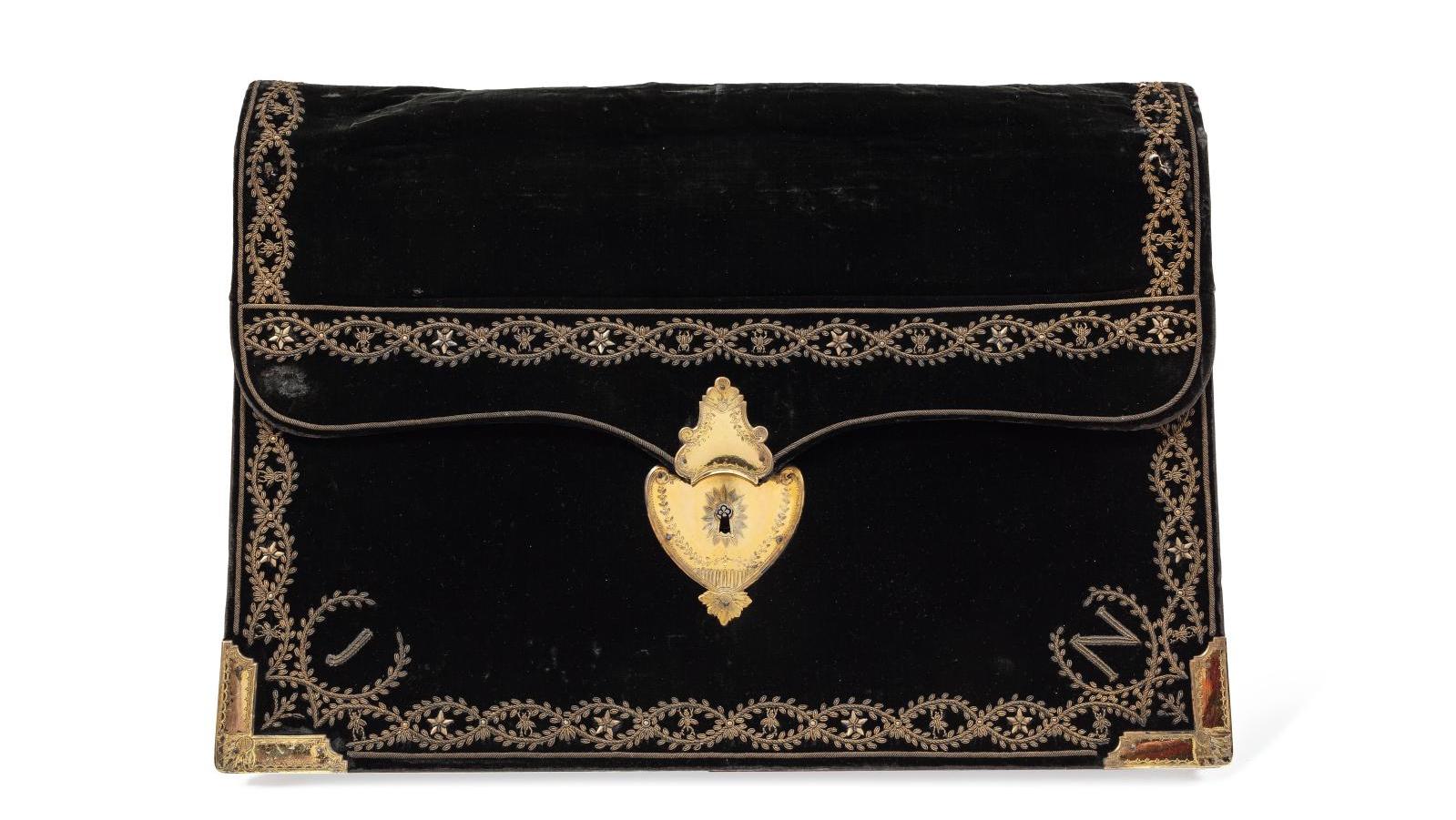 Début du premier Empire, portefeuille de cérémonie au chiffre « J N », cuir recouvert... Les portefeuilles de la collection Tissot-Dupont