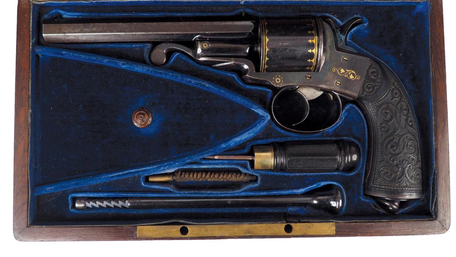 Cassette de revolver ayant appartenu à l’empereur Napoléon III,  contenant un revolver... Un revolver de Javelle pour Napoléon III