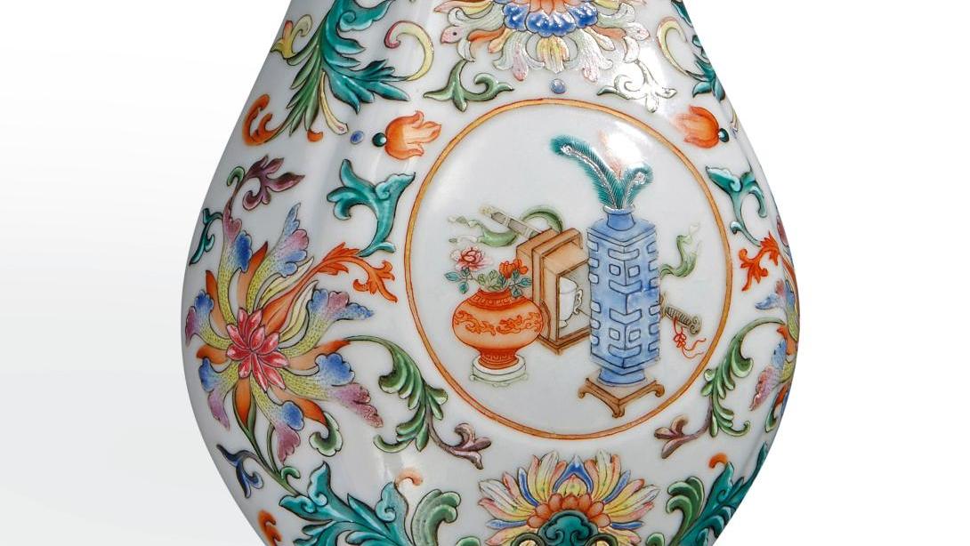 Chine, XXe siècle. Vase d’applique de forme balustre en porcelaine et émaux polychromes,... Bonne tenue de l’Asie