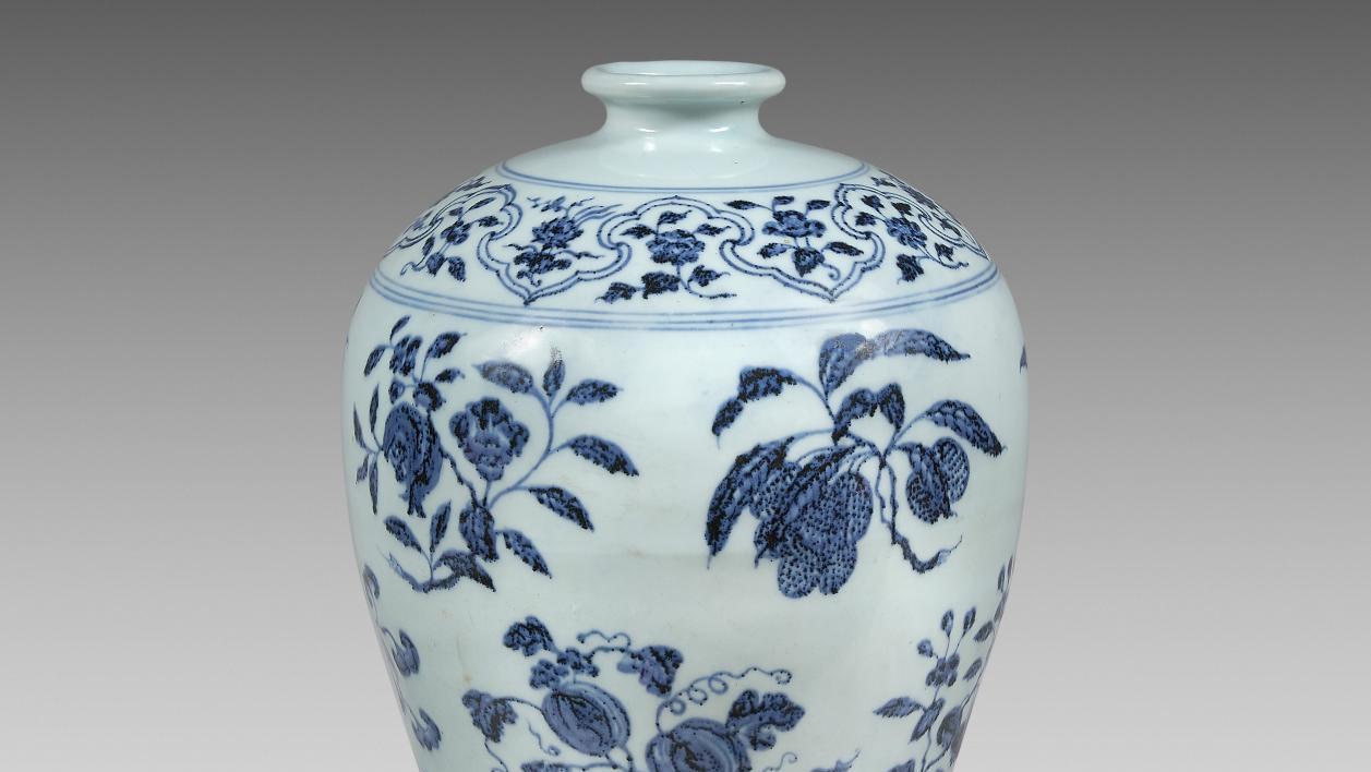 Chine, époque Yongle (1403-1424), vase de forme meiping en porcelaine à décor en... Les fastes « bleu et blanc » d’un vase Ming