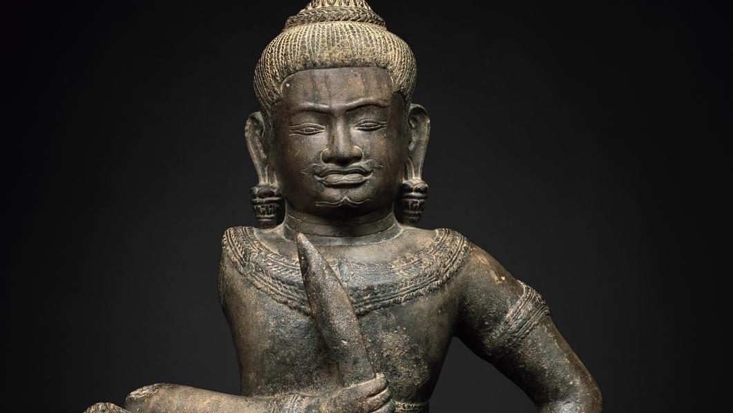 Cambodge, période khmère, Baphûon, XIe siècle. Statue de divinité protectrice (deva)... Mystérieux protecteur du Baphûon