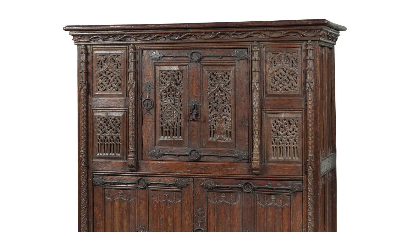 Armoire en chêne sculpté ouvrant à trois portes sur deux registres à décor de remplages... Une armoire du XVe siècle française ou écossaise