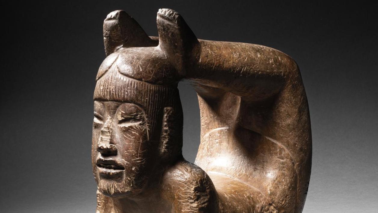 Mexique, culture olmèque, Préclassique moyen, 900-400 av. J.-C. Acrobate en stéatite... Avec cet acrobate olmèque, l’art précolombien se met en quatre