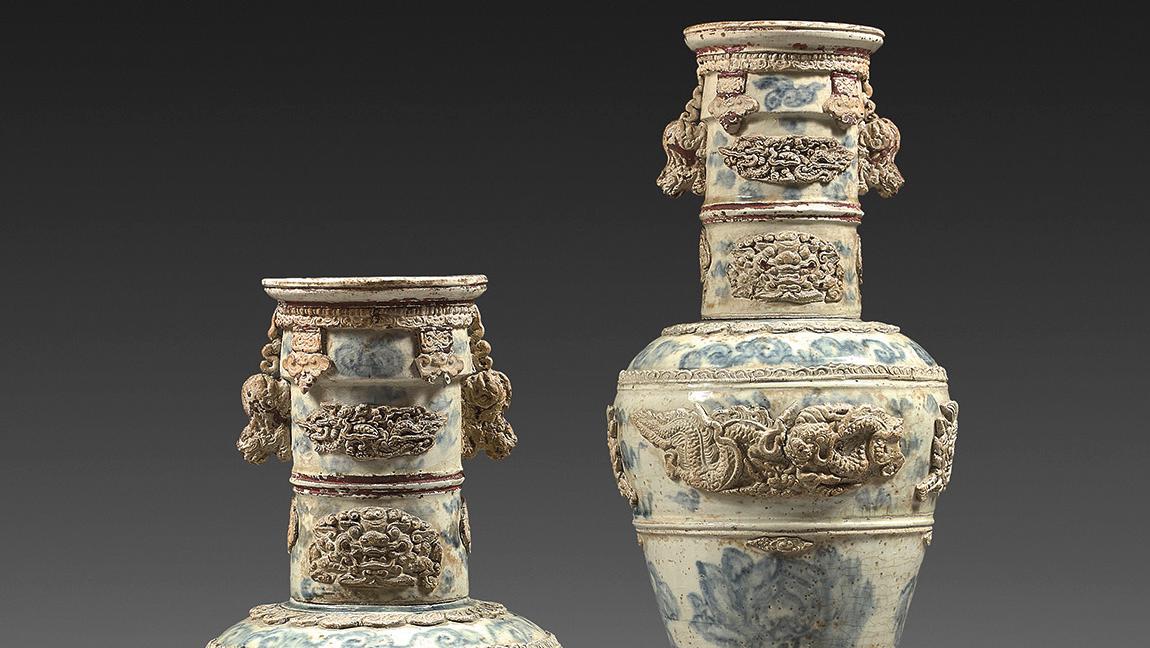 Vietnam, Bat Trang, XVe-XVIe siècle. Paire de grands vases d’autel ou de temple en... Vases vietnamiens des XVe-XVIe siècles en grès