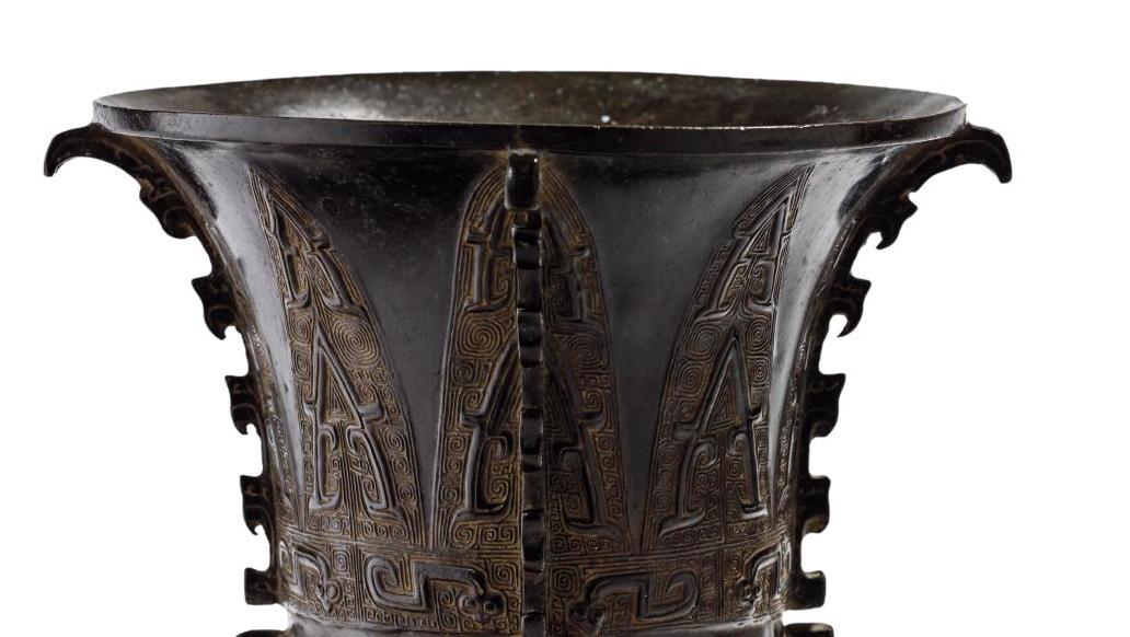 Chine, période Ming, XVe siècle, vase «zun» en bronze à patine brune, décor à trois... Succès pour les bronzes Ming
