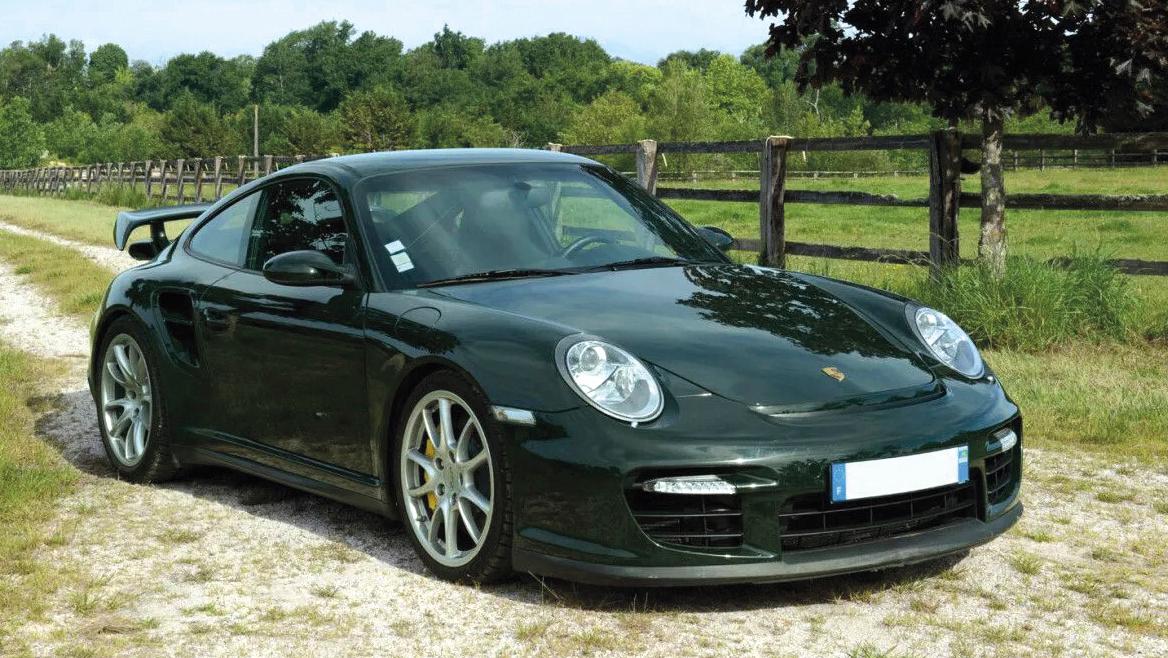 Porsche 911-997 GT2, coupé sport, deux places GT2, mise en circulation 2008, n° de... Une Porsche parmi les bolides sur la ligne d'arrivée