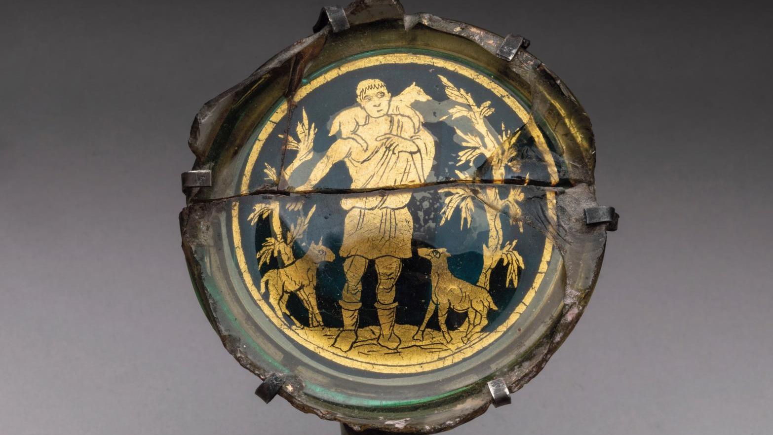 Rome, IVe siècle. Médaillon du Bon Pasteur, verre bleu et or, fond de coupe, diam.... Quand Jésus s’habillait à la romaine