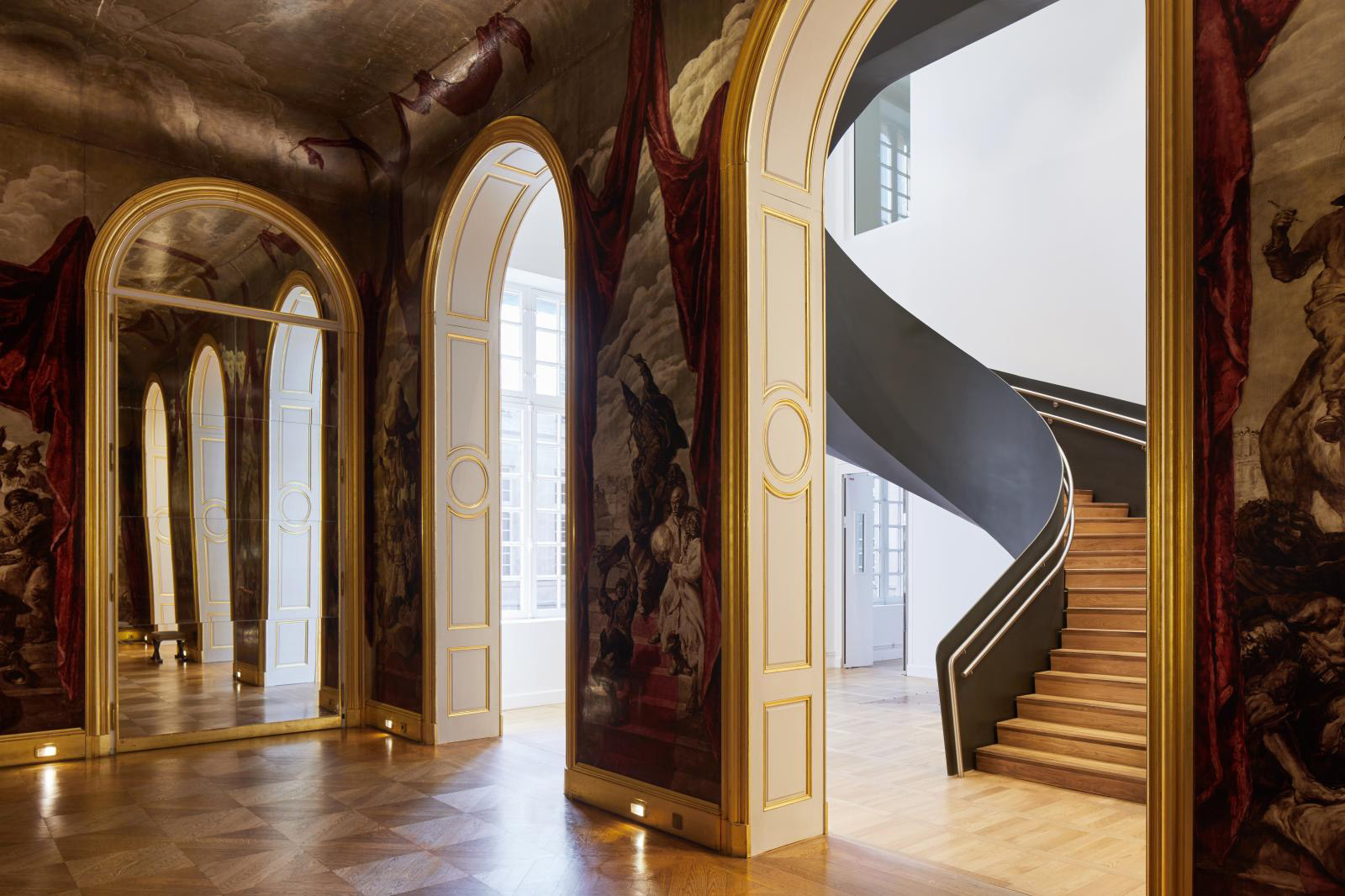 The Wendel ballroom and the monumental straircase.Musée Carnavalet - Histoire de Paris © Antoine Mercusot