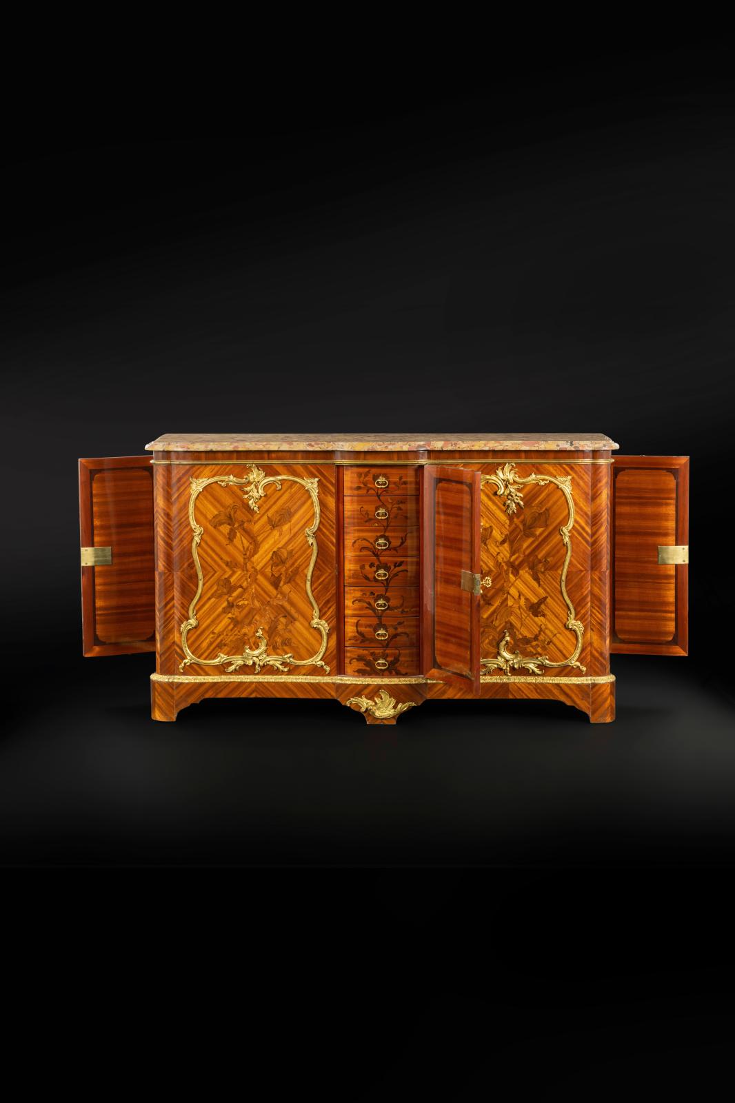Une armoire à folios de BVRB, chef d’œuvre du mobilier XVIIIe