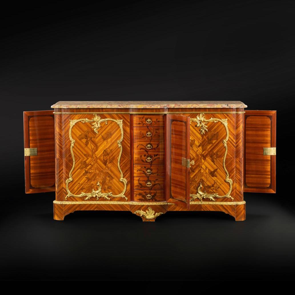 Une armoire à folios de BVRB, chef d’œuvre du mobilier XVIIIe