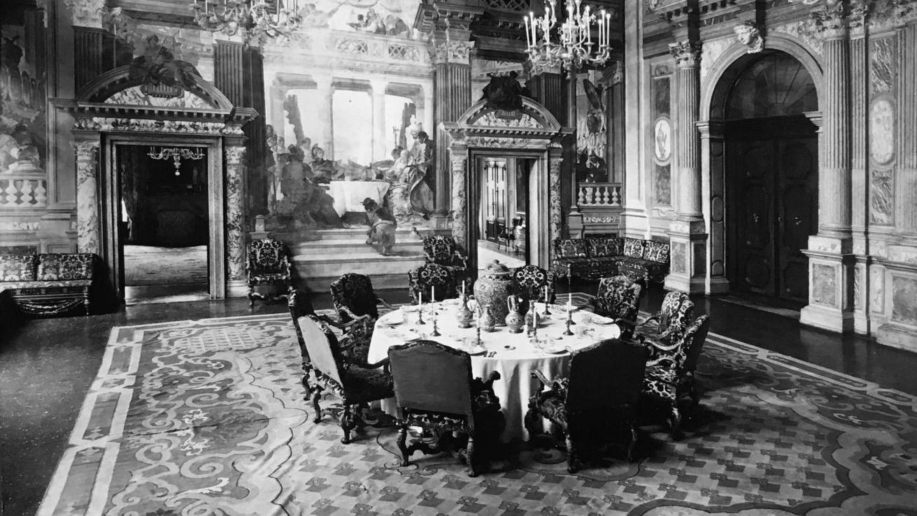 Dans le grand salon du palais Labia, en écho au Festin d’Antoine et Cléopâtre, table... La saga des photos du MAD