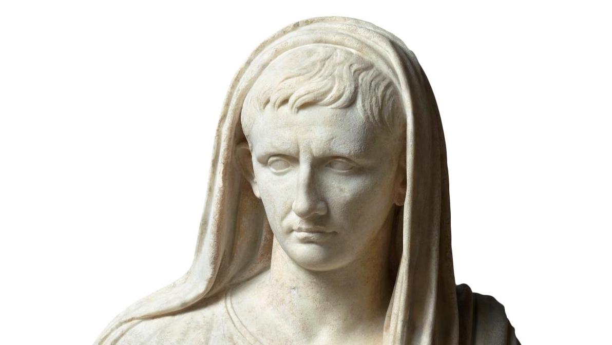 Portrait d’Auguste en sacrifiant, Paris, musée du Louvre. © RMN-Grand Palais (musée... L’Empereur romain, un mortel parmi les dieux
