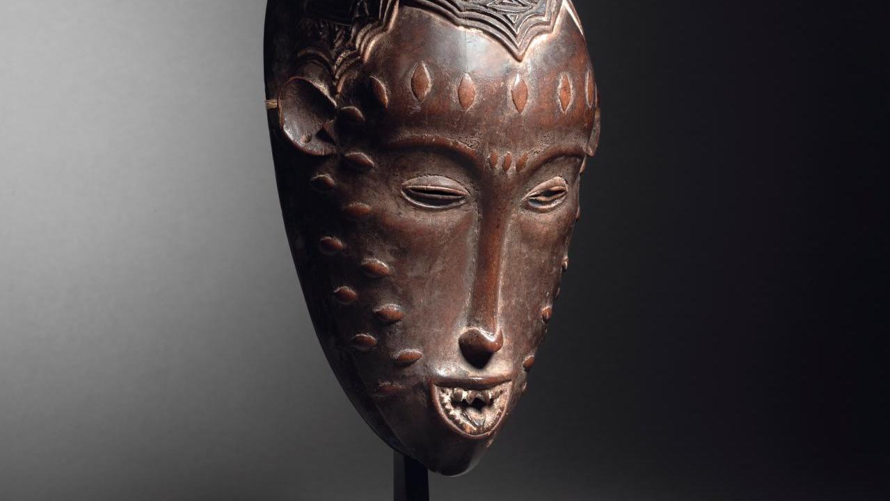 Masque Gu gouro, Côte d’Ivoire, bois et pigments anciens, h. 32 cm. Estimation :... Gu, divinité primordial du panthéon gouro 