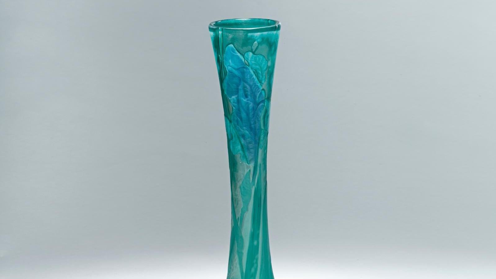 Émile Gallé (1846-1904), vase diabolo en verre multicouche, marqueterie, inclusions... La poésie d’Émile Gallé en verre et en mots