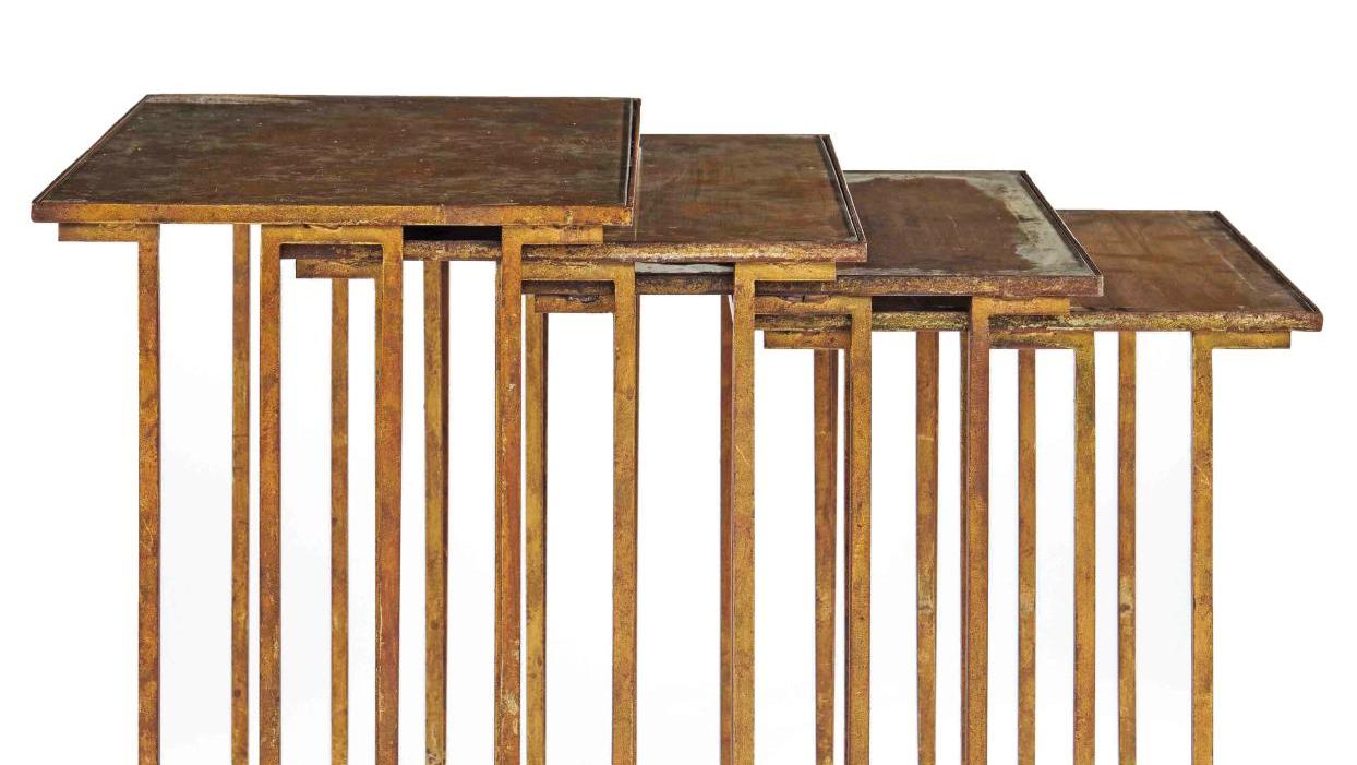 Jean Royère (1902-1981), quatre tables gigognes en fer doré de section carrée, plateau... Jean Royère, l'esprit gigogne
