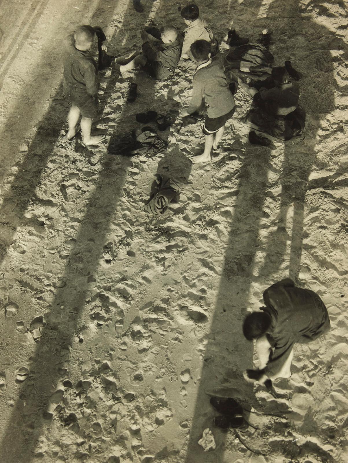 Cette photographie de László Moholy-Nagy (1895-1946) est la grande surprise de la dispersion. Estimée entre 4 000 et 5 000 €, elle était d