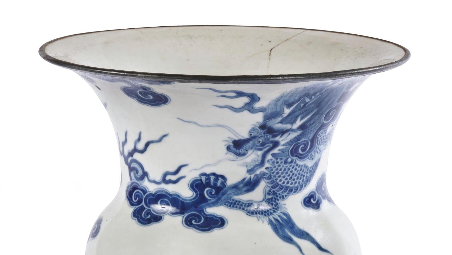 Chine pour le Vietnam, XIXe siècle. Vase de forme balustre à col évasé en porcelaine,... bleus de Huê, dans les nuages...