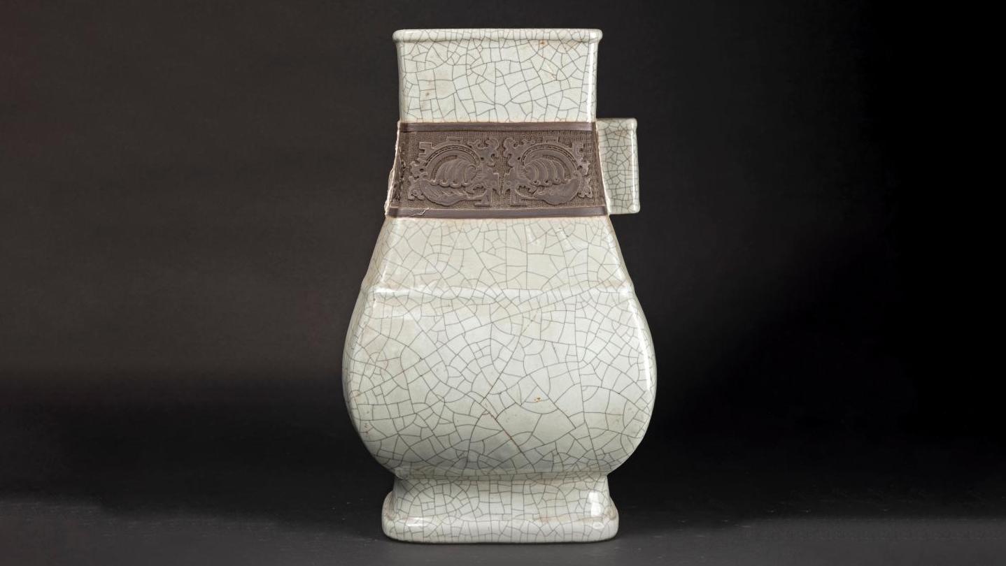 Chine, époque Yongzheng (1723-1735), vase Fang Hu à décor d’un registre estampé de... Porcelaine d'époque Yongzheng