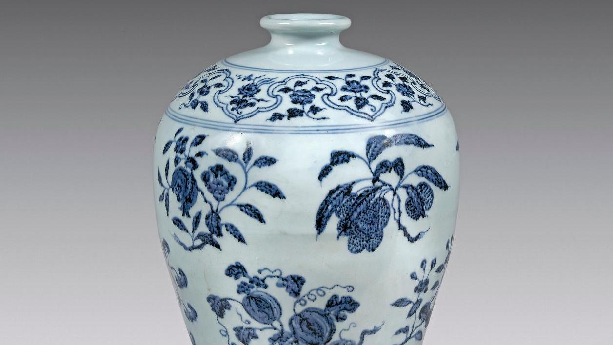 Chine, époque Yongle (1403-1424), vase de forme meiping en porcelaine à décor en... Enchère impériale sur un vase Ming